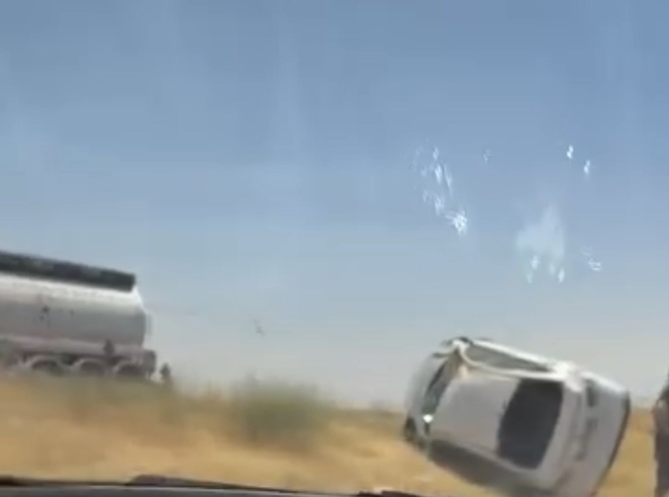 SİVEREK’TE OTOMOBİL BANKETE DÜŞTÜ: 4 YARALI