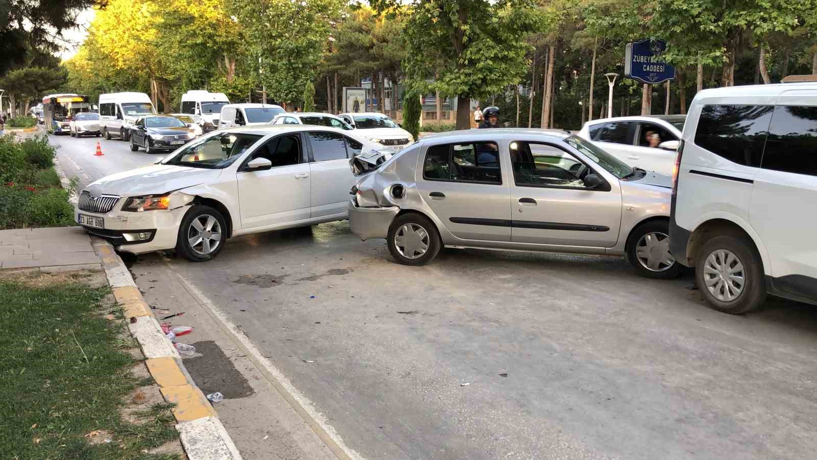 ELAZIĞ’DA ZİNCİRLEME TRAFİK KAZASI: 3 YARALI