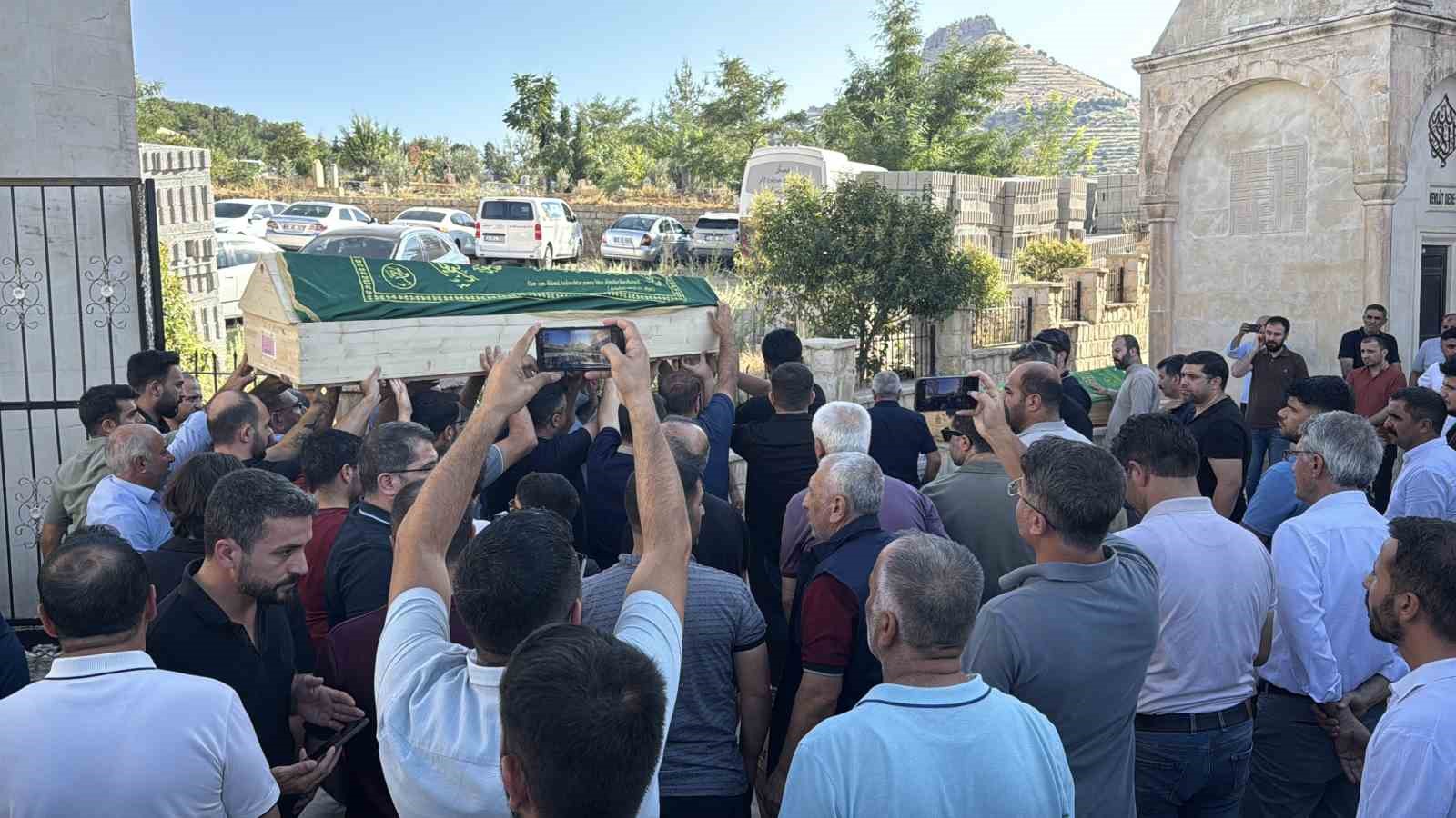 MARDİN’DEKİ KAZADA HAYATINI KAYBEDEN 2 KİŞİ TOPRAĞA VERİLDİ