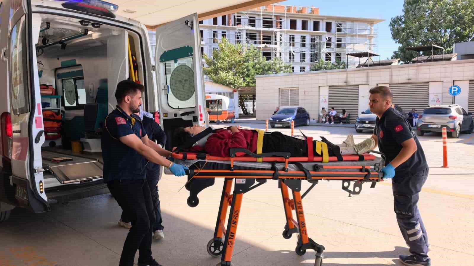 BURSA’DA KONTROLDEN ÇIKAN MOTOSİKLET DERE YATAĞINA UÇTU: 1 YARALI