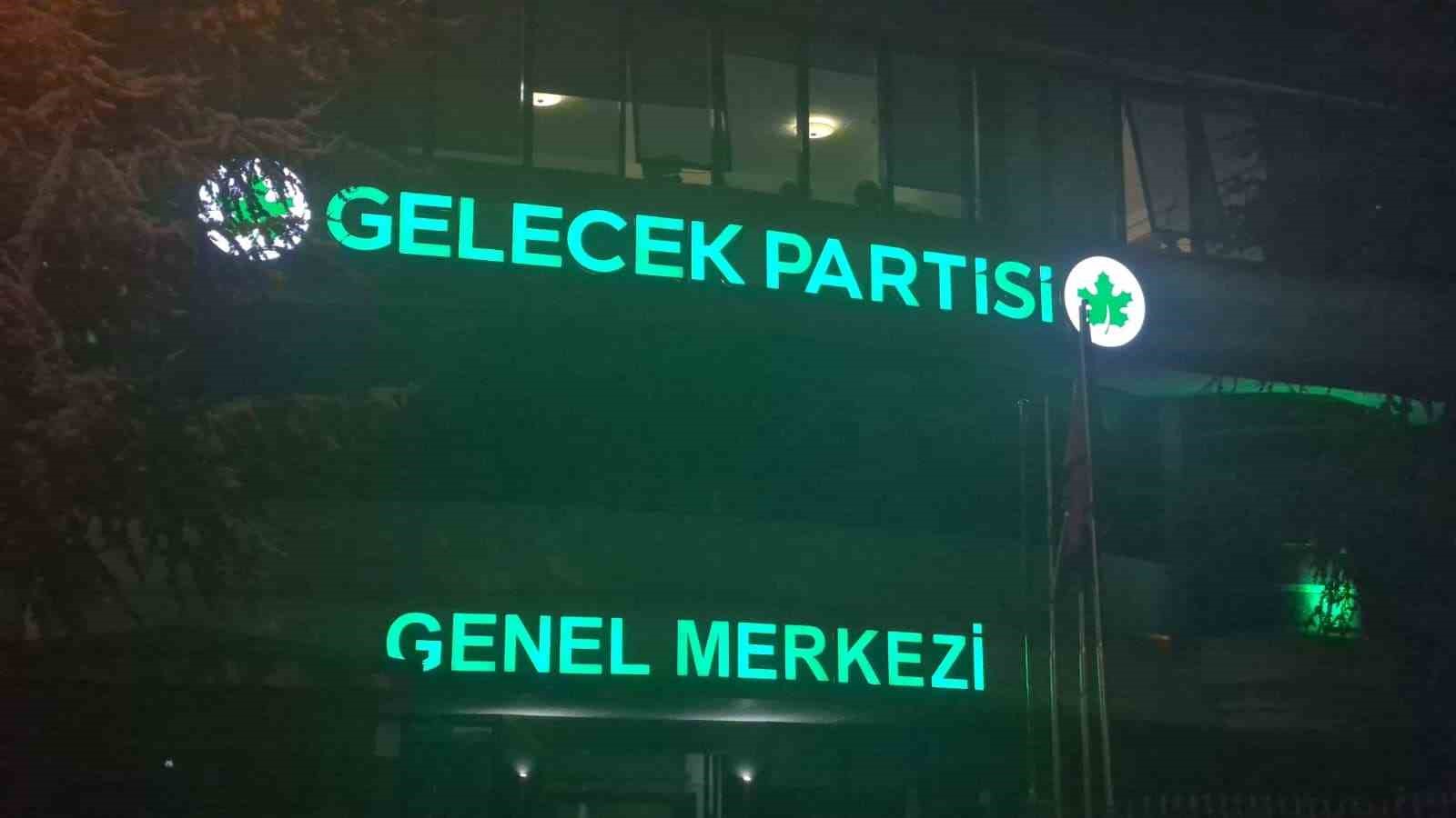 AHMET DAVUTOĞLU, GELECEK PARTİSİ’NİN SİYASİ FAALİYETLERİNİ SONLANDIRMA KARARI ALDIKLARINI DUYURDU