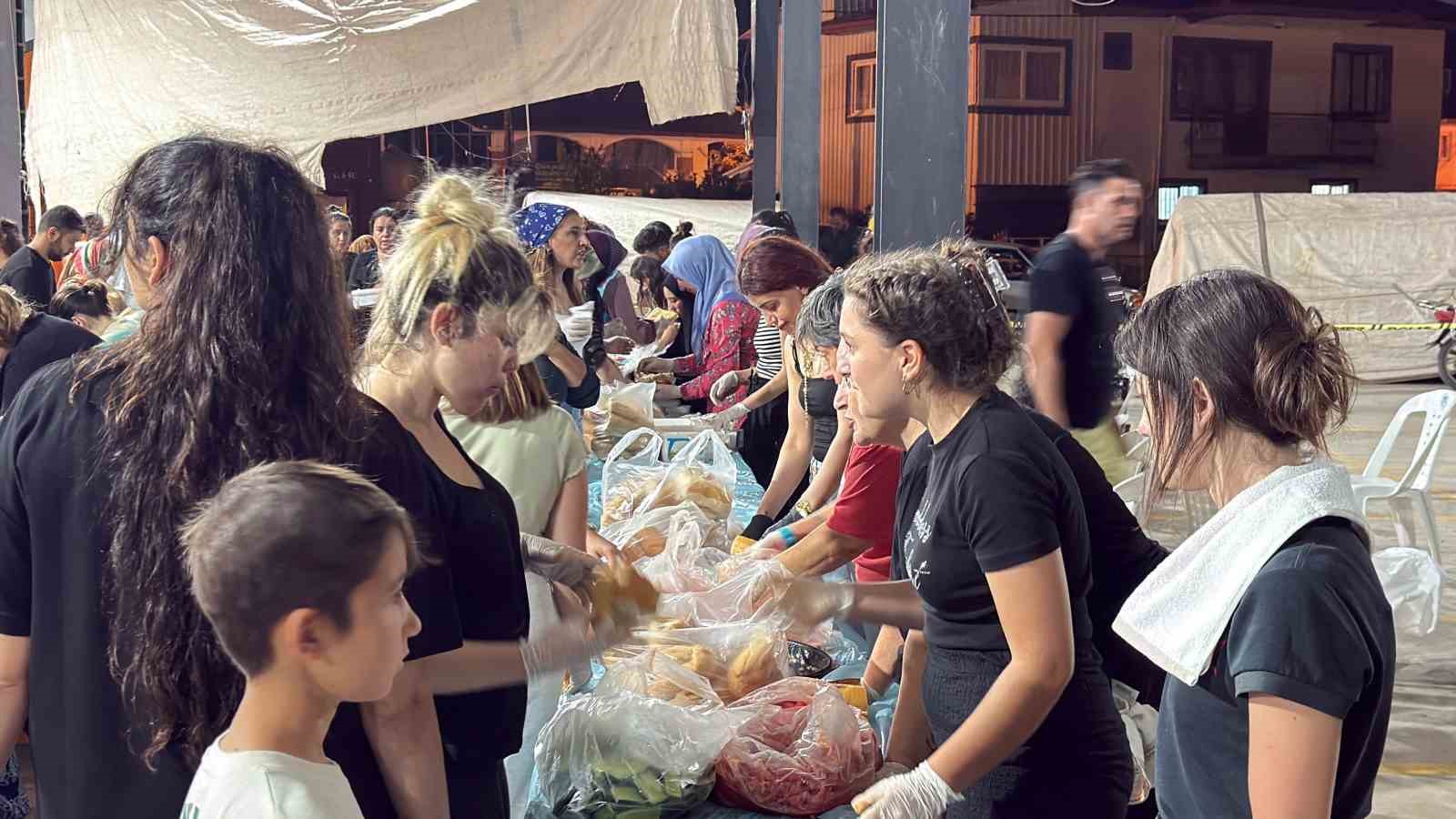 BİR YANDA ALEVLERLE MÜCADELE, BİR YANDA YÜREK ISITAN DAYANIŞMA