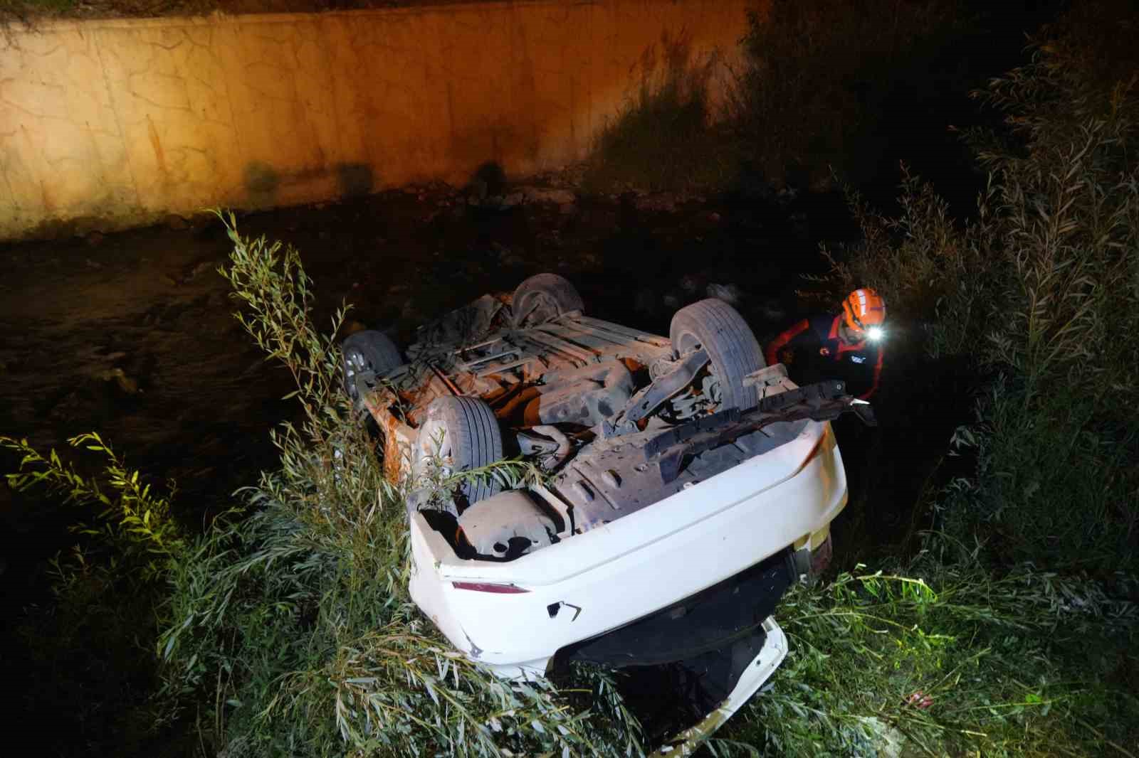 KÖPRÜDEN UÇAN OTOMOBİLDE 2 KİŞİ YARALANDI