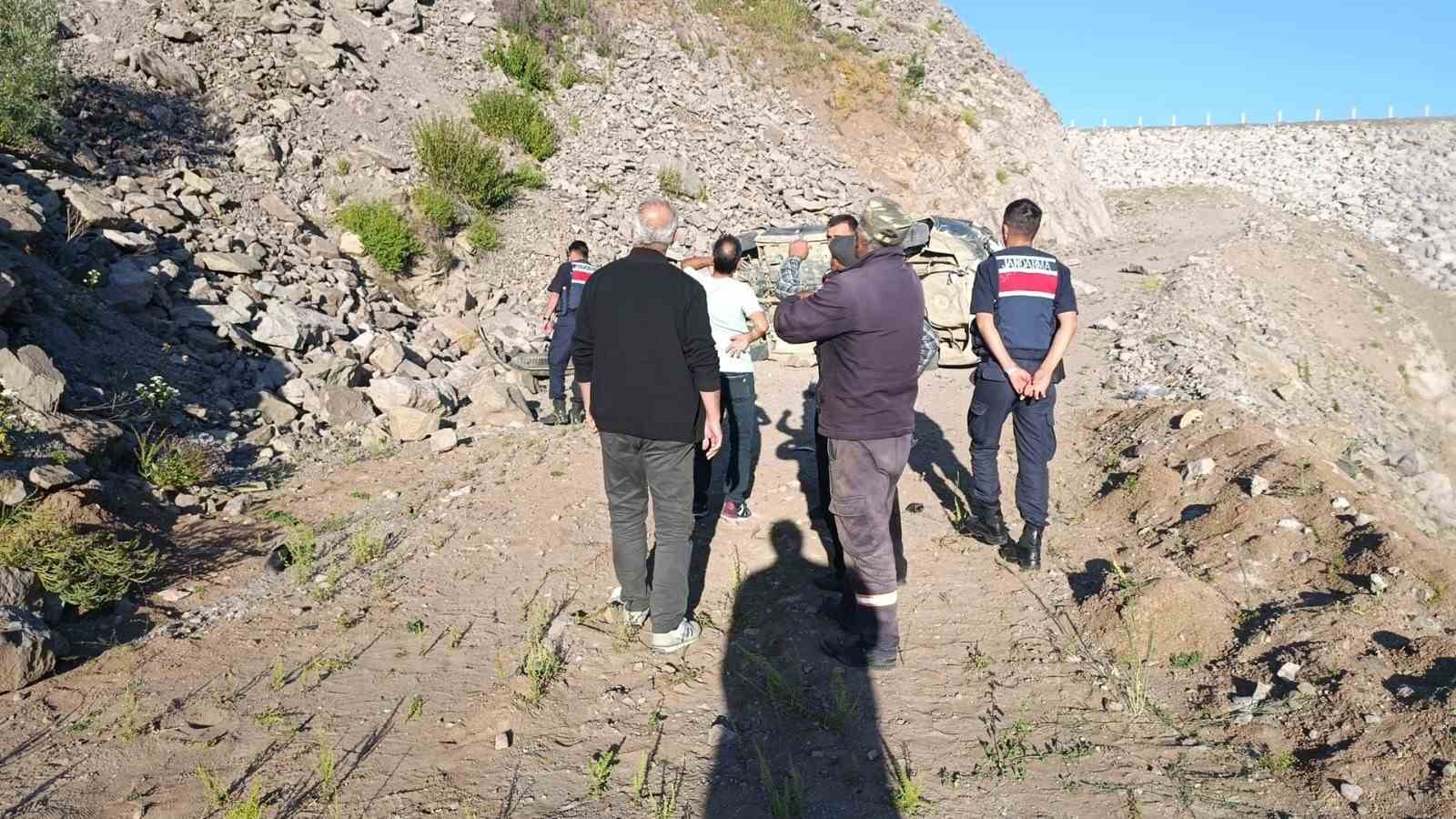 OTOMOBİL ŞARAMPOLE YUVARLANDI: AYNI AİLEDEN 3 KİŞİ HAYATINI KAYBETTİ