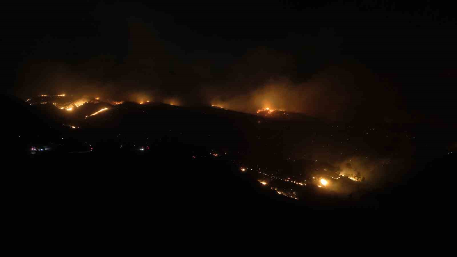 ALANYA’DAKİ ORMAN YANGININA GECE SAATLERİNDE MÜDAHALE SÜRÜYOR