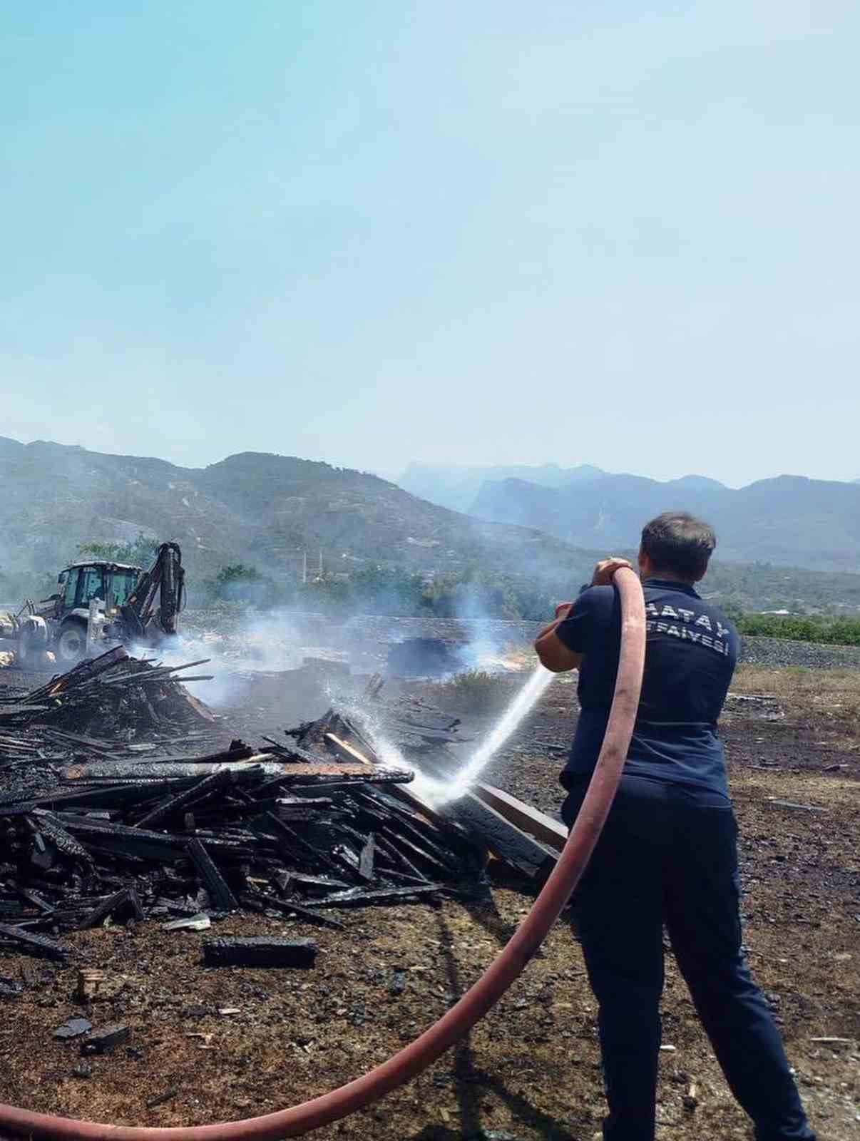 DÖRTYOL’DA PALET ATÖLYESİNDE YANGIN ÇIKTI