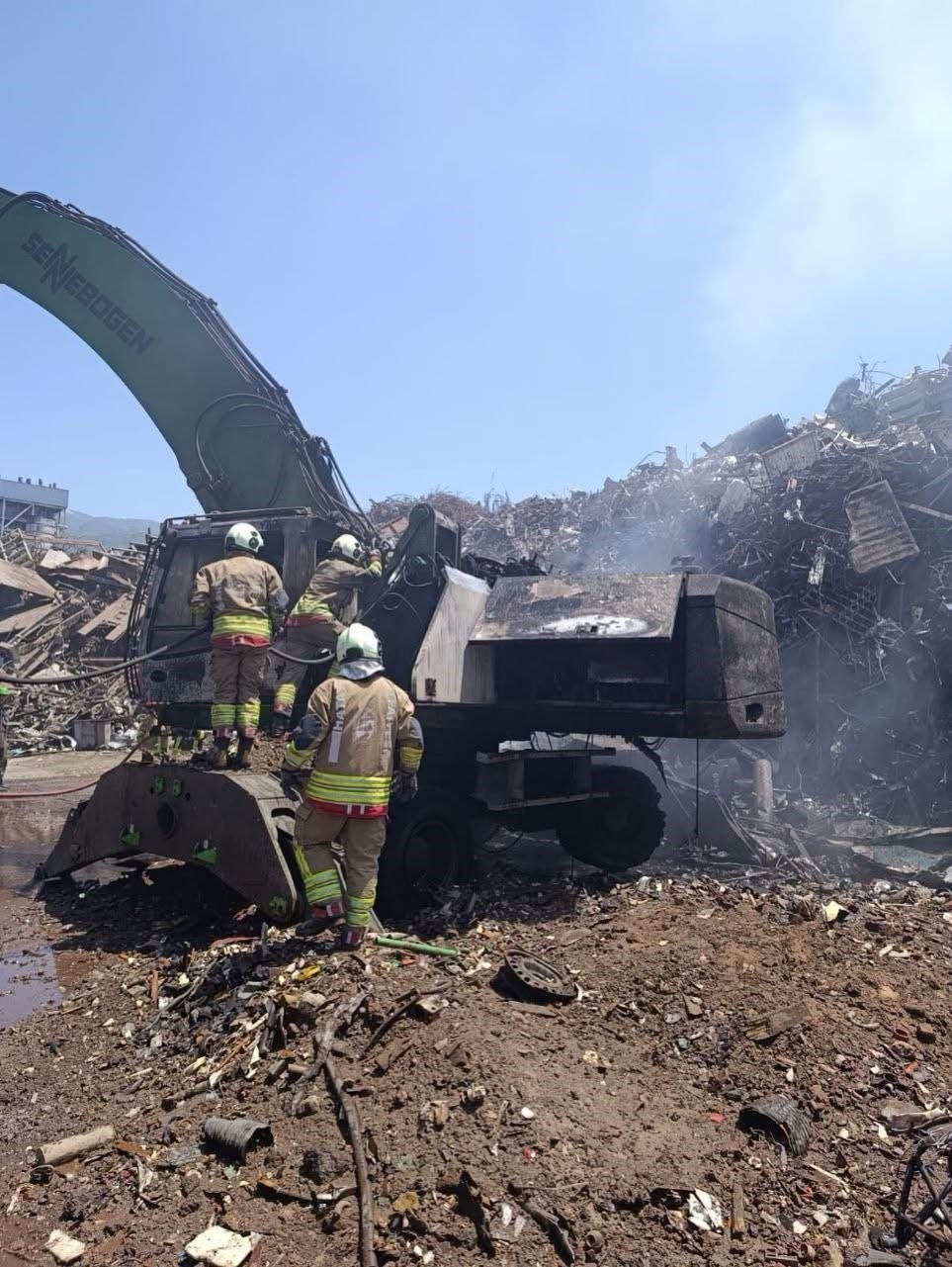 İSKENDERUN’DA İŞ MAKİNESİ YANGINI YAŞANDI