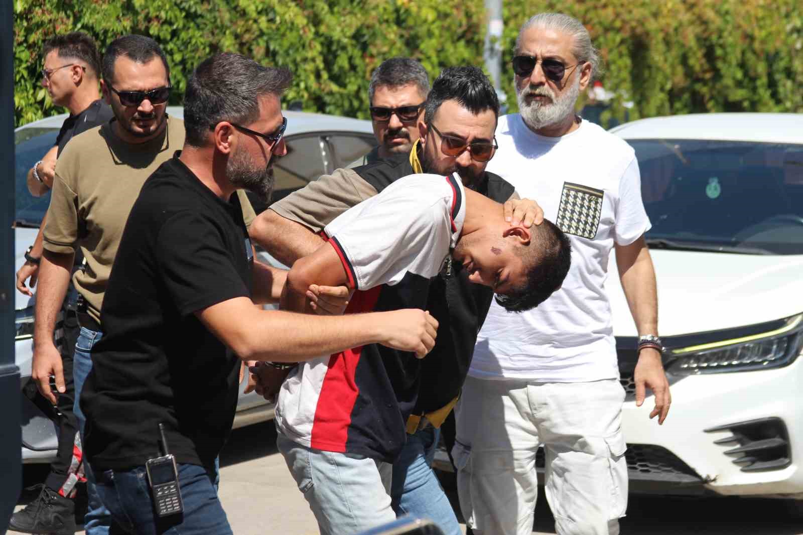 HUSUMETLİLERİNE ATEŞ AÇTI, YOLDAN GEÇEN BAŞKASINI ÖLDÜRDÜ