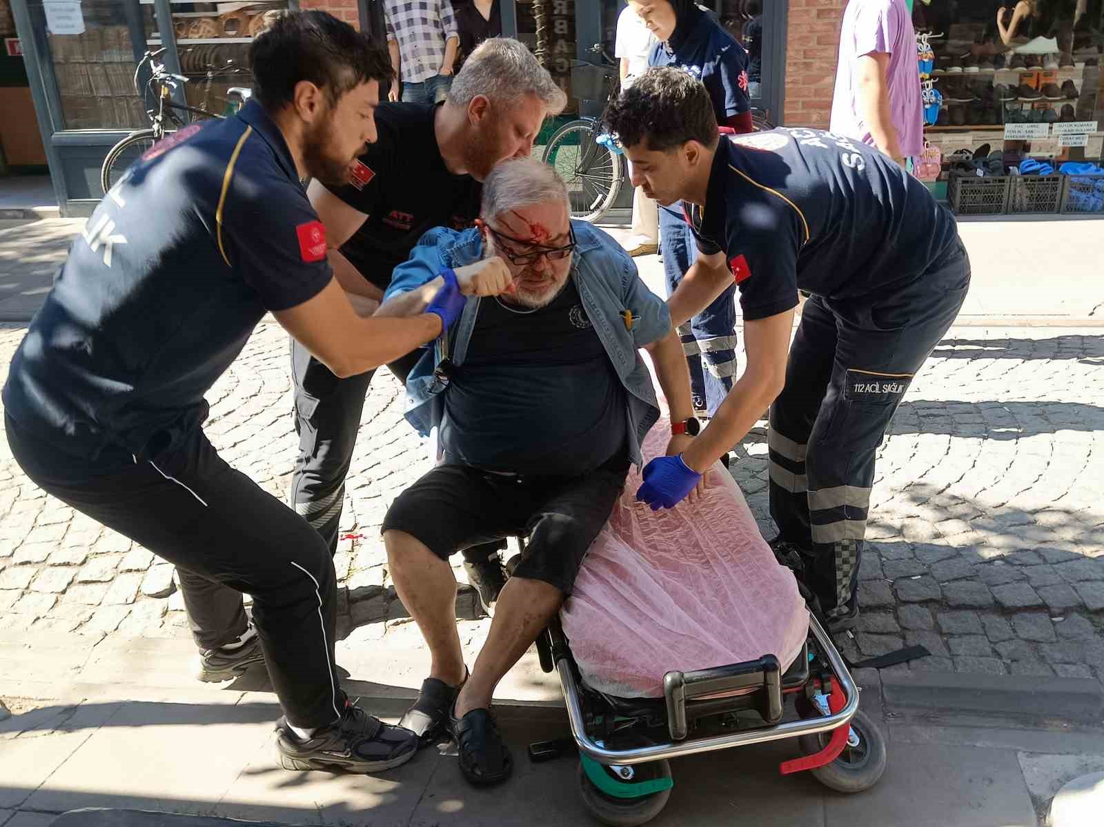 KALDIRIMDA YÜRÜRKEN HASTANELİK OLDU