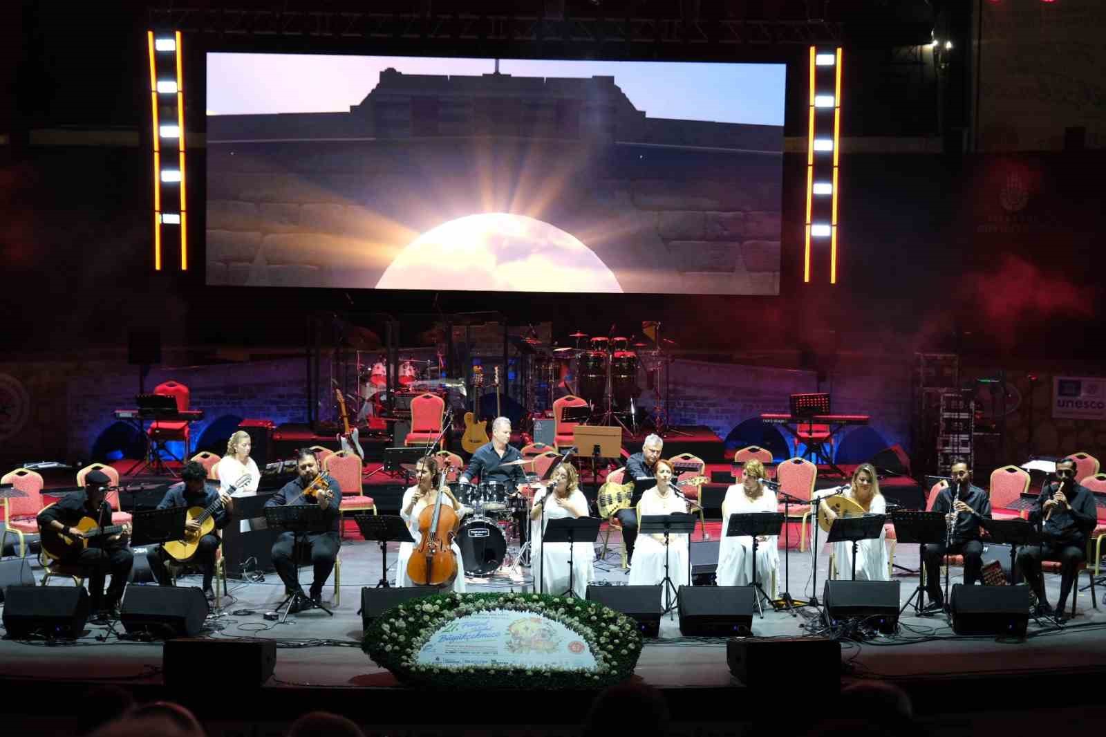 GRUP KÖPRÜ, FESTİVAL SAHNESİNDE KÜLTÜRLERİ AYNI EZGİDE BULUŞTURDU