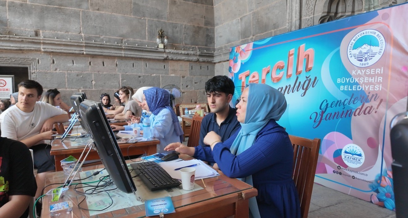 KAYSERİ BÜYÜKŞEHİR’İN ÜCRETSİZ YKS TERCİH DANIŞMANLIĞINA YOĞUN İLGİ: GENÇLERDEN TAM NOT