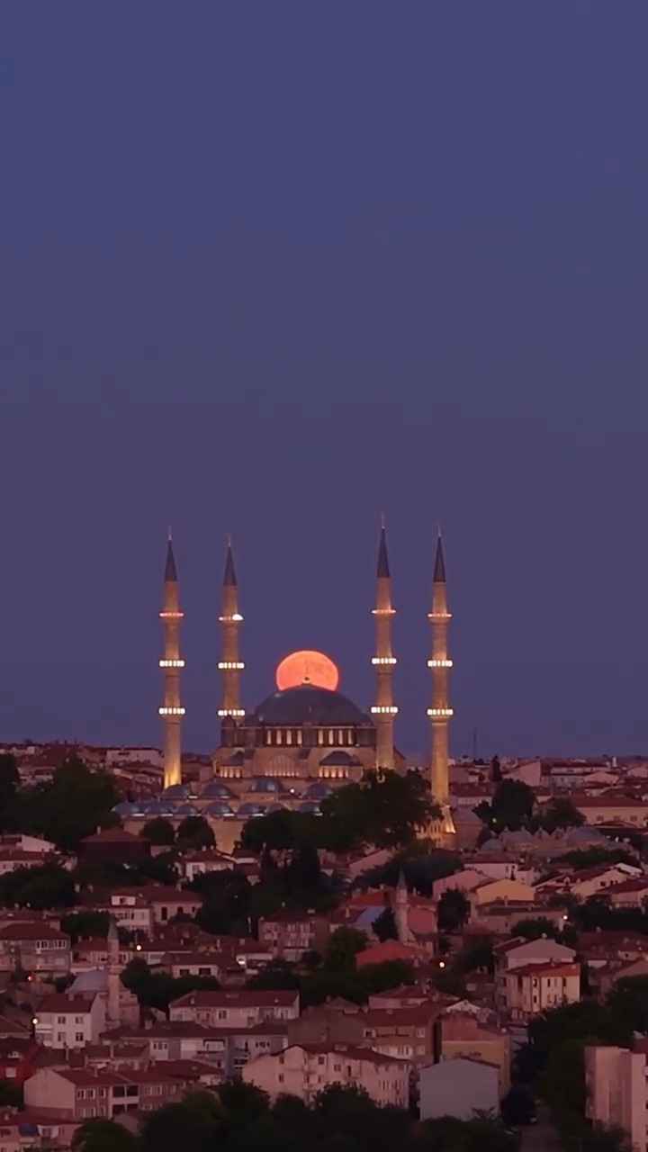 DOLUNAY, SELİMİYE CAMİİ İLE AYNI KAREDE