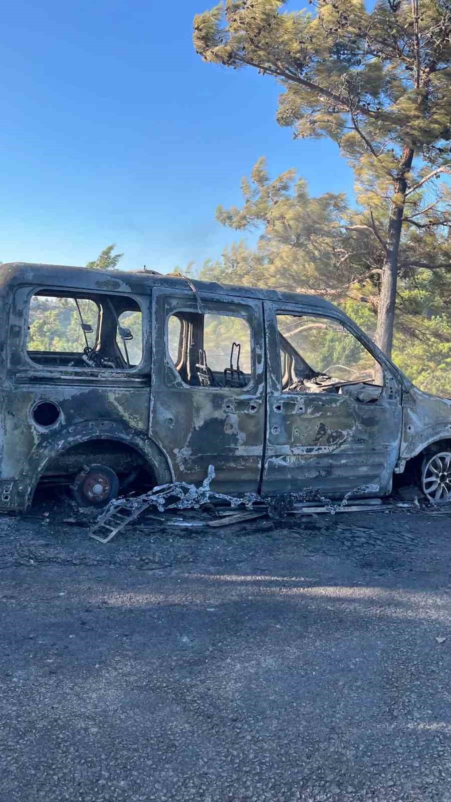 ALANYA’DA ÇALILIK ALANDA ÇIKAN YANGINDA BİR ARAÇ VE EV HASAR GÖRDÜ