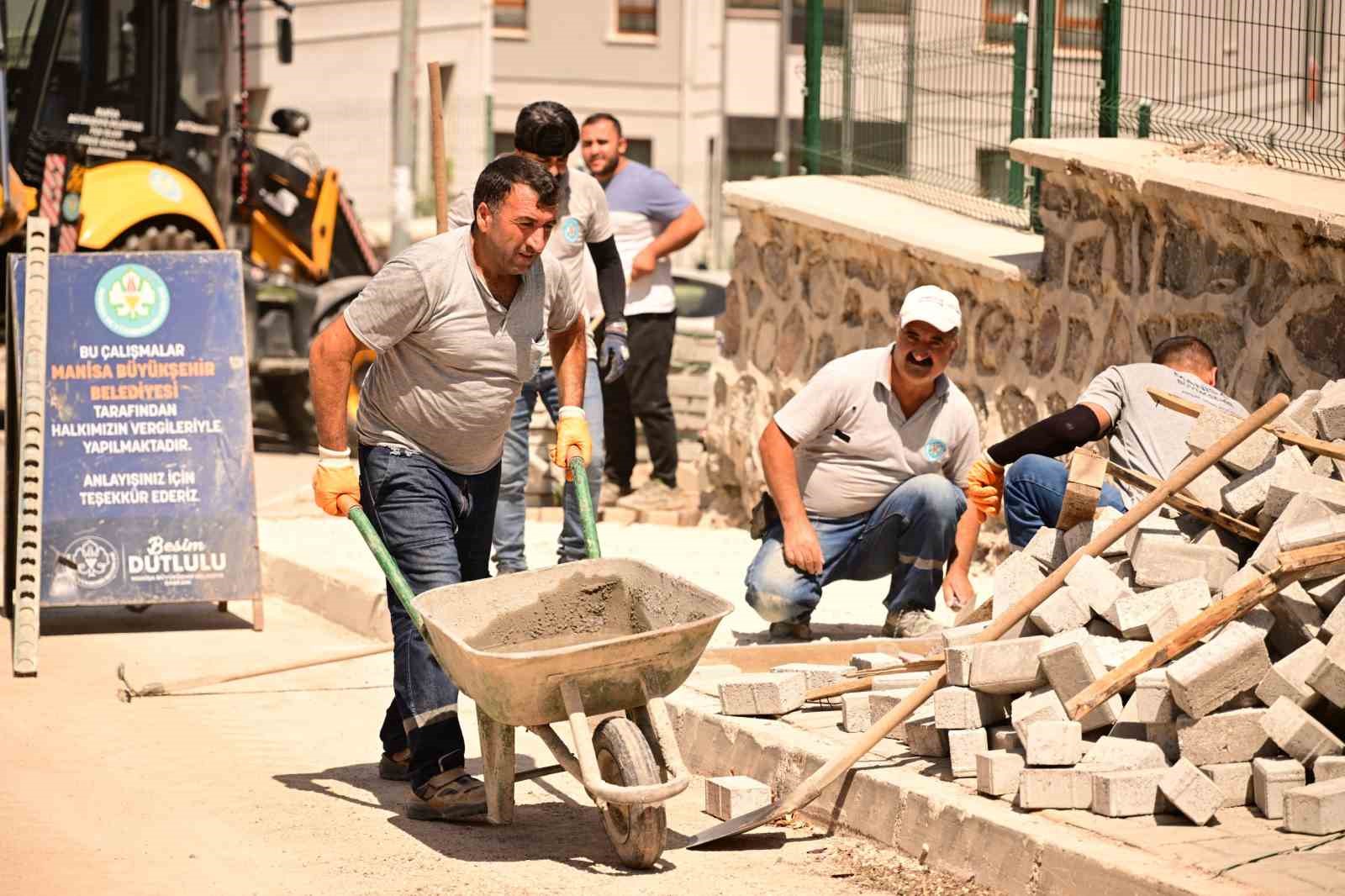 MANİSA’NIN YENİ YERLEŞİM YERİ AKGEDİK’TE YOLLAR YENİLENİYOR