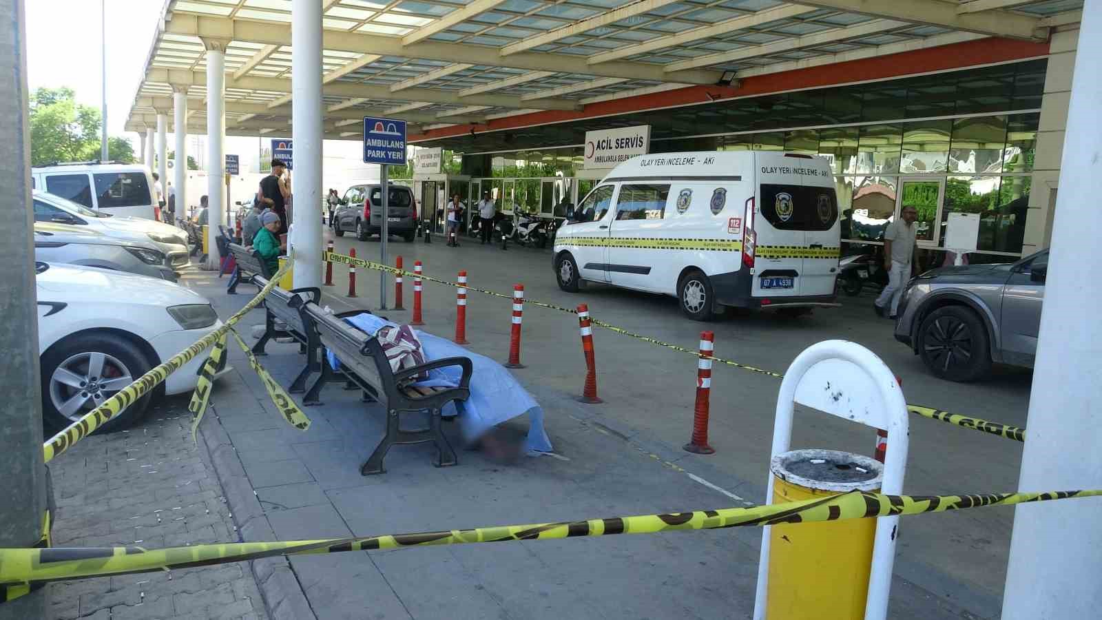 HASTANE ÇEVRESİNDE YAŞAYAN EVSİZ ŞAHSIN BANKTA CANSIZ BEDENİ BULUNDU