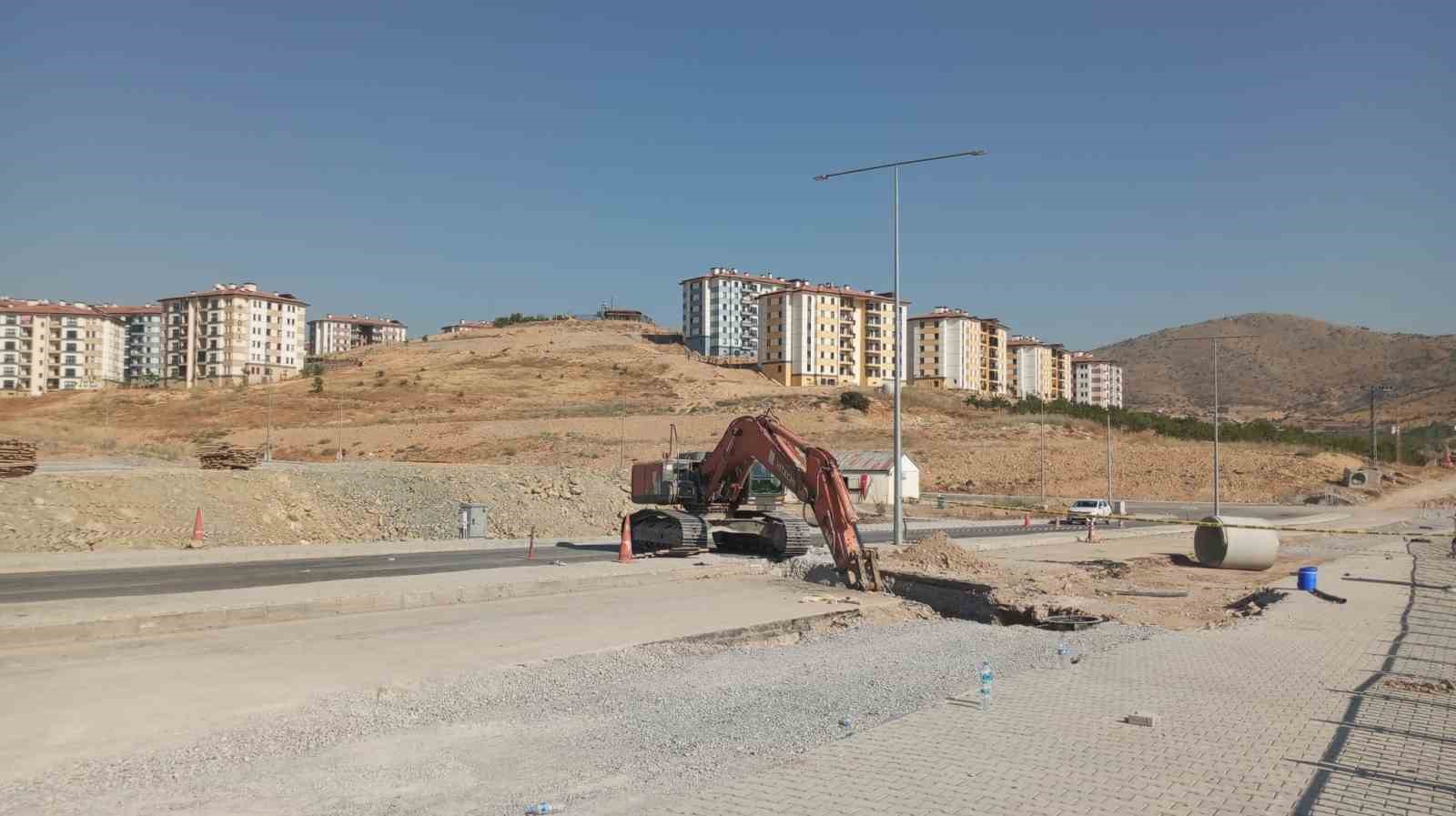MALATYA’DA YOL ÇALIŞMALARI SIRASINDA GÖÇÜK: 2 İŞÇİ TOPRAK ALTINDA KALDI