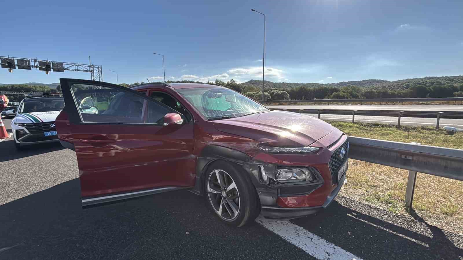 BOLU DAĞI TÜNELİ GİRİŞİNDE OTOMOBİL BARİYERDEN BARİYERE SAVRULDU: 2 YARALI