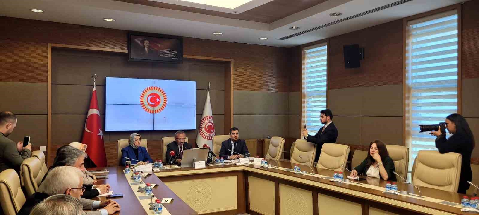 ÖĞRENCİLERDEN "OKULLARDA AKILLI TELEFON YASAKLASIN" TALEBİ