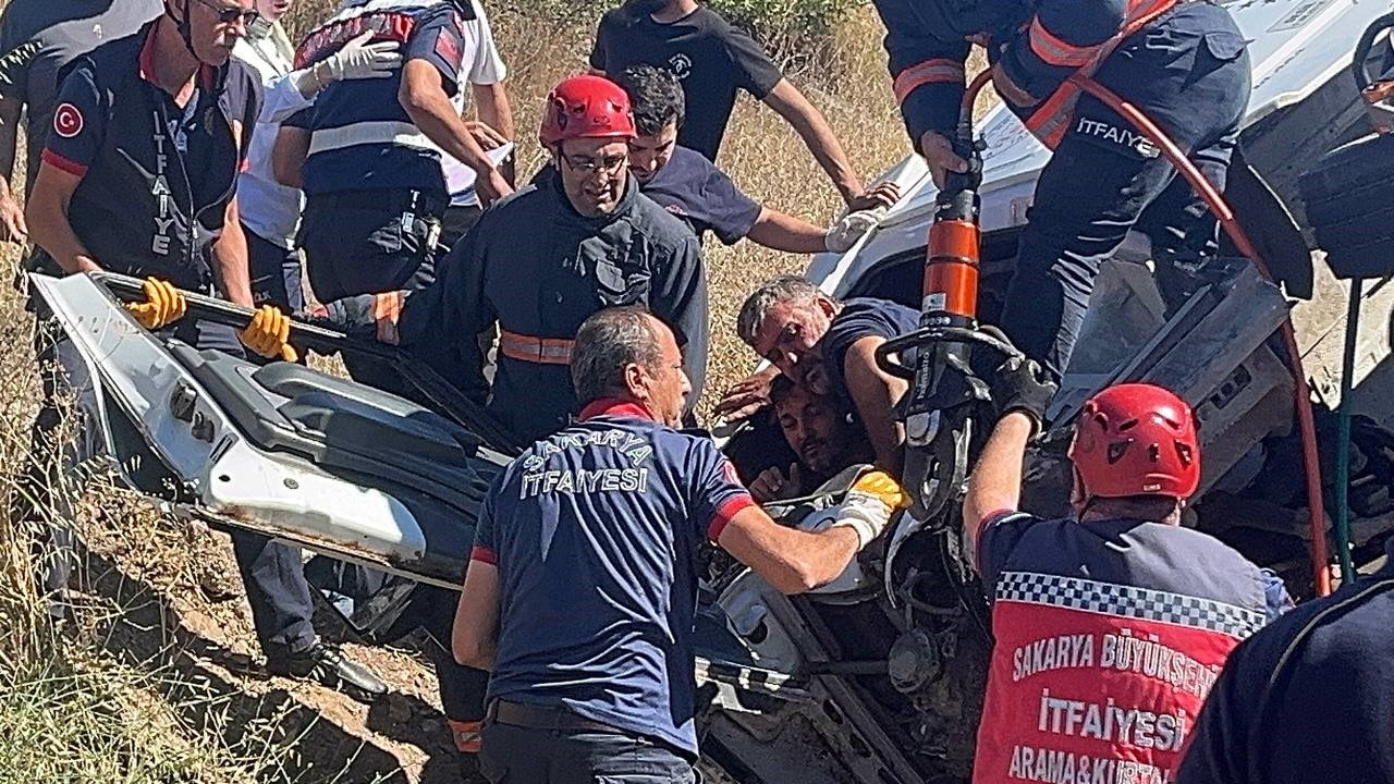FRENİ PATLAYAN ŞEFTALİ YÜKLÜ KAMYON, OTOMOBİLİN ÜZERİNE DEVRİLDİ: 6 YARALI