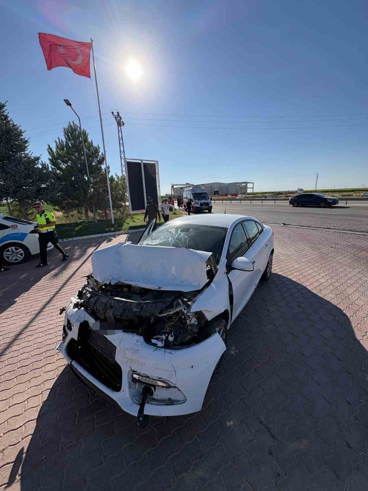 OTOMOBİL KAMYONA ARKADAN ÇARPTI: AYNI AİLEDEN 5 KİŞİ YARALANDI