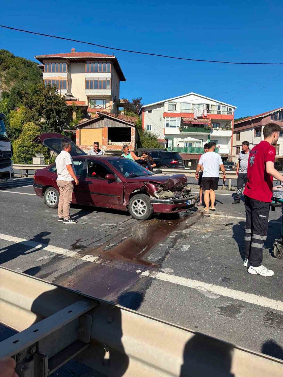 YAYALARA YOL VEREN KAMYONA OTOMOBİL ÇARPTI: 2 YARALI