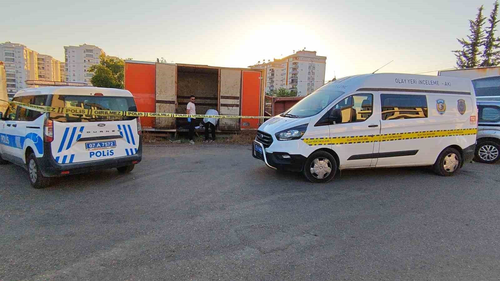 YAŞAMINI SÜRDÜRDÜĞÜ KONTEYNERİN YANINDA ÖLÜ HALDE BULUNDU