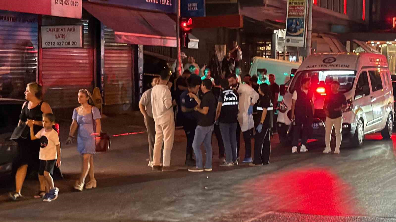 EYÜPSULTAN’DA OTO GALERİYE SİLAHLI SALDIRI: 2’Sİ AĞIR 4 YARALI
