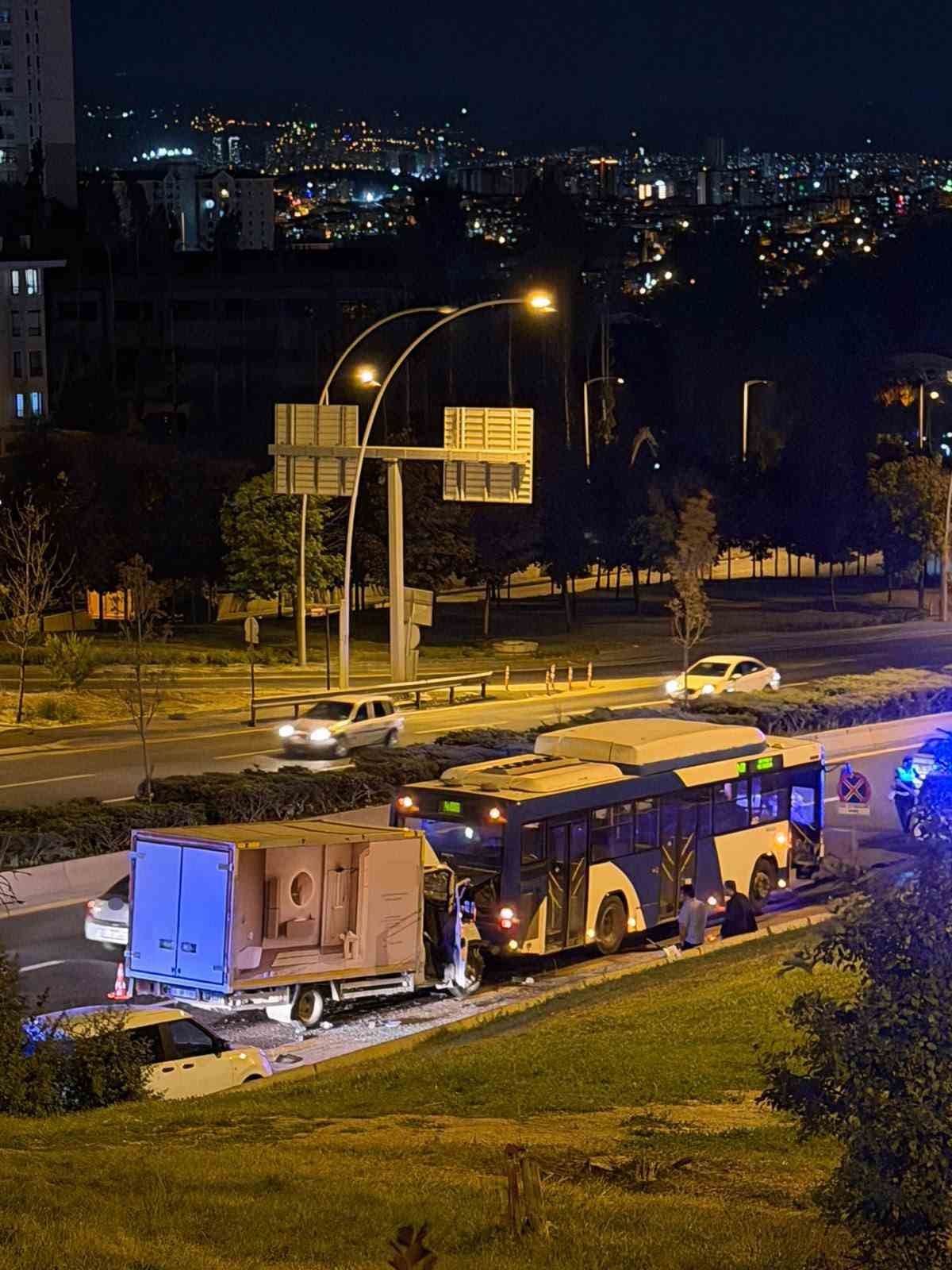 ANKARA’DA KAMYONET EGO OTOBÜSÜNE ÇARPTI