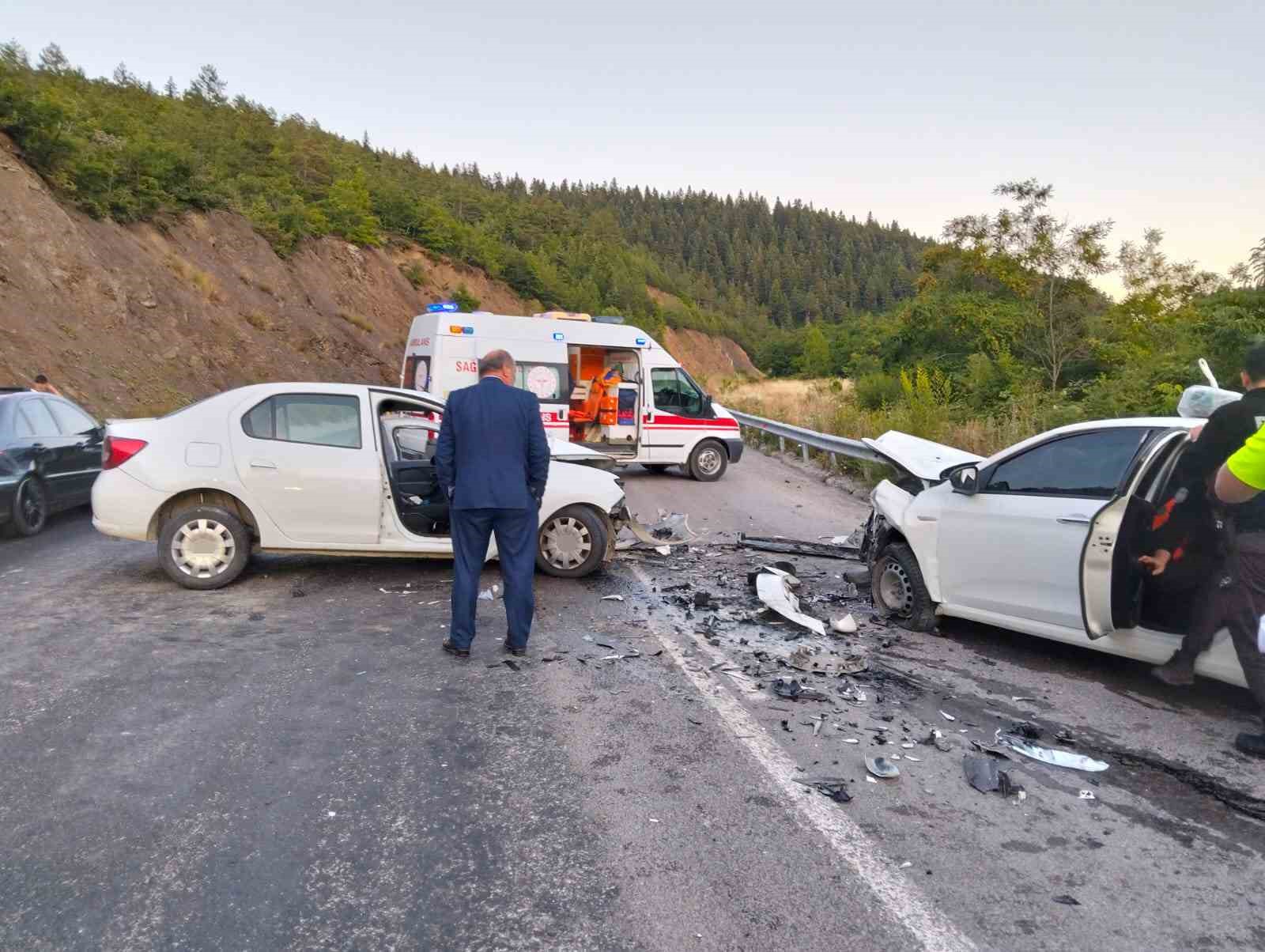 KASTAMONU’DA İKİ OTOMOBİL KAFA KAFAYA ÇARPIŞTI: 4 YARALI