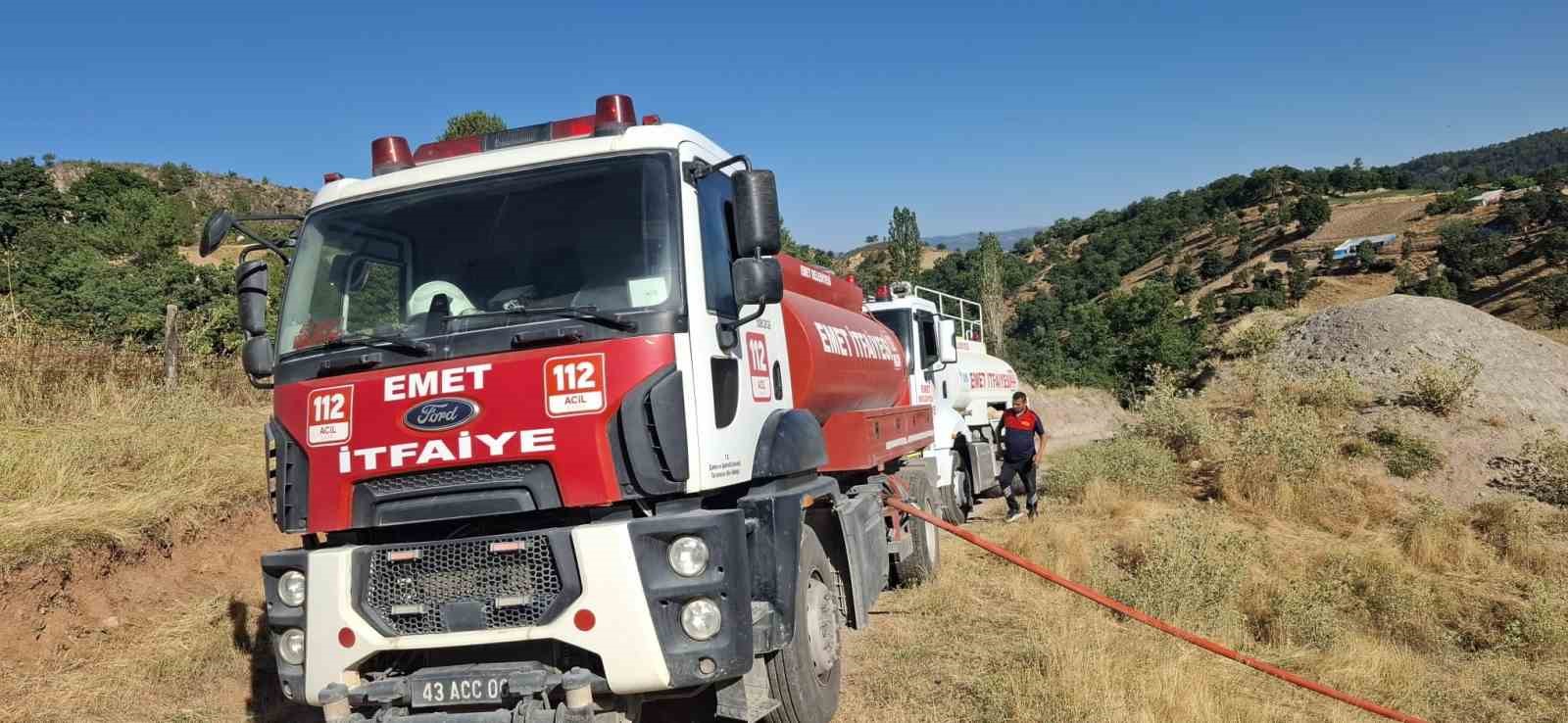 EMET’TE AHIR VE SAMANLIK YANGINI: 2 BÜYÜKBAŞ HAYVAN TELEF OLDU, 400 BALYA SAMAN YANDI