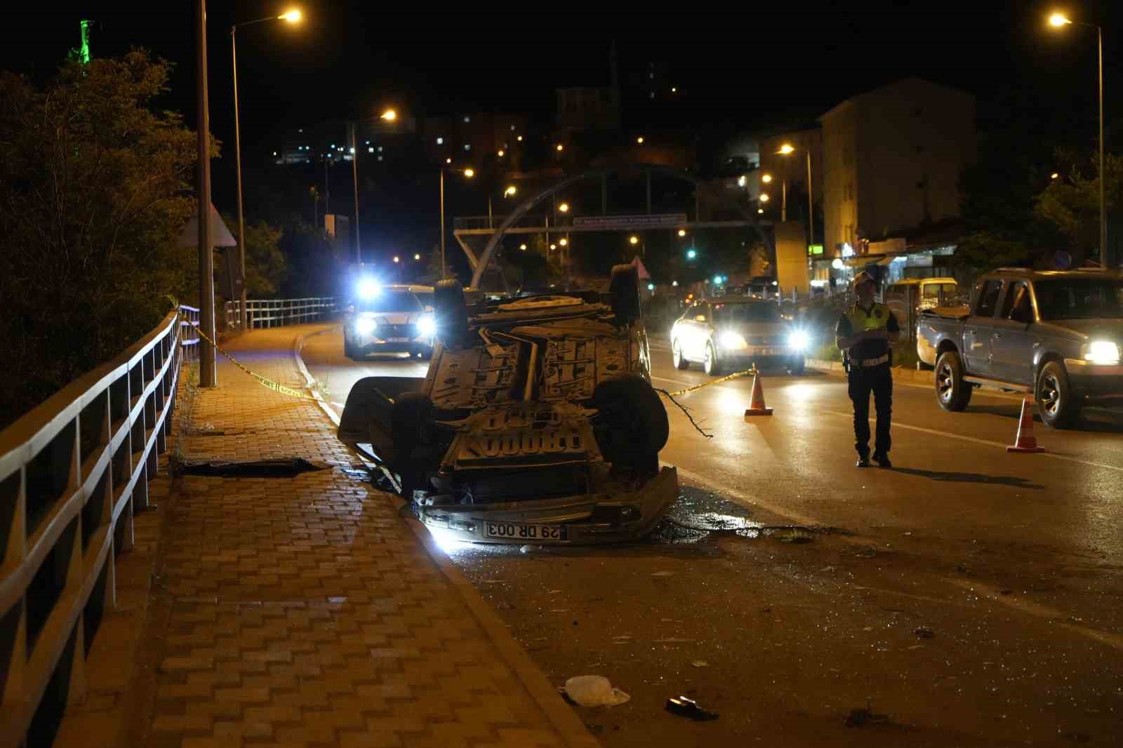 GÜMÜŞHANE’DE OTOMOBİL REFÜJÜ AŞIP KARŞI ŞERİDE GEÇTİ: 1 YARALI