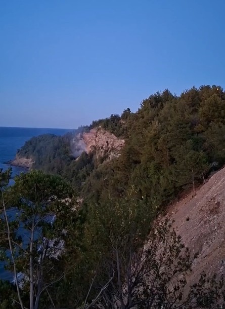 KASTAMONU’DA ORMANLIK ALANA DÜŞEN YABANCI CİSMİN PATLAMASI SONUCU YANGIN ÇIKTI