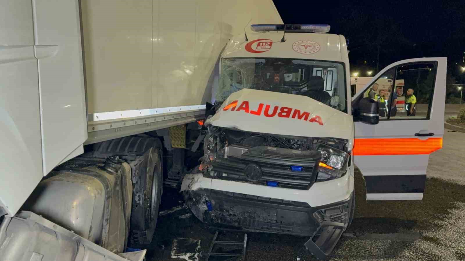 AMBULANS İLE TIR ÇARPIŞTI: 6 YARALI