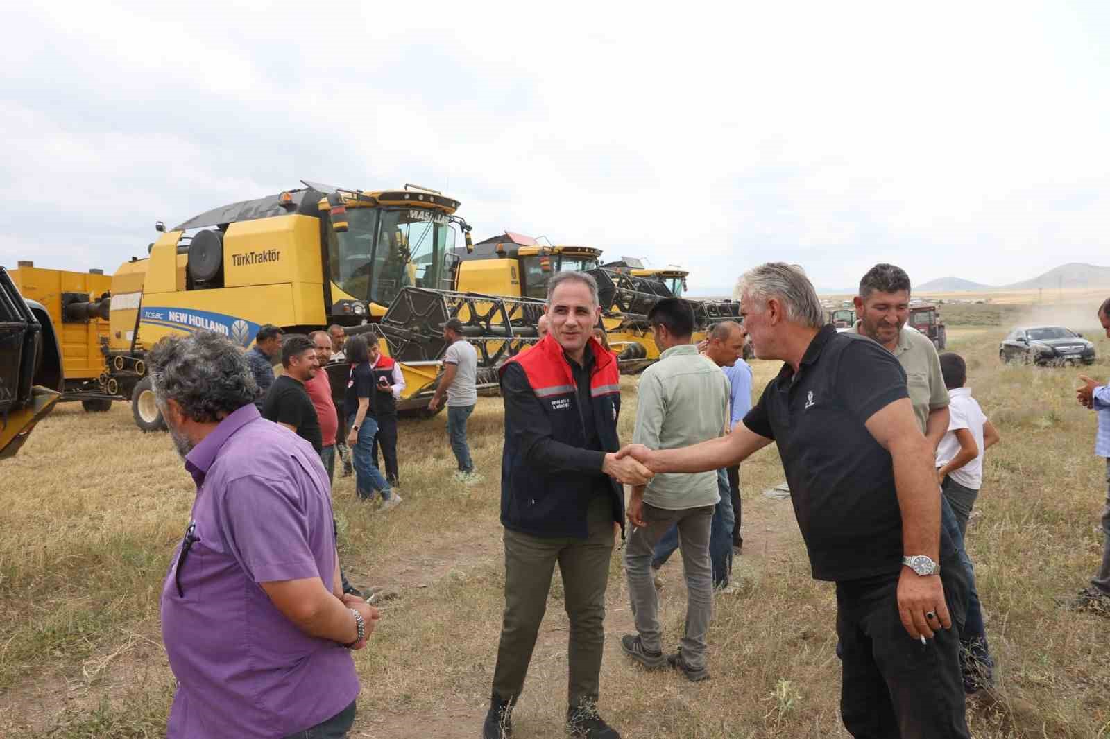 KARS’TA 2026 HUBUBAT HASADI BAŞLADI: İLK BİÇİM TARLADA YAPILDI