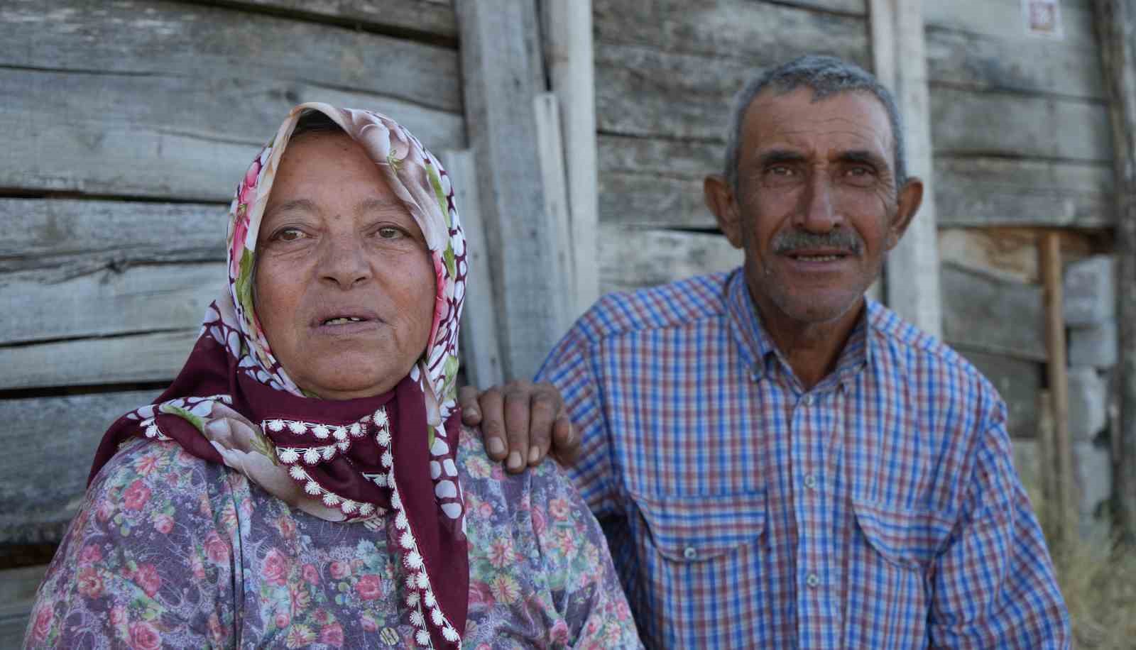 EVLERİ YANAN KADIN GÖZYAŞI DÖKEN EŞİNİ TESELLİ ETTİ: "AĞLAMA, CANIMIZA BİR ŞEY OLMADI"