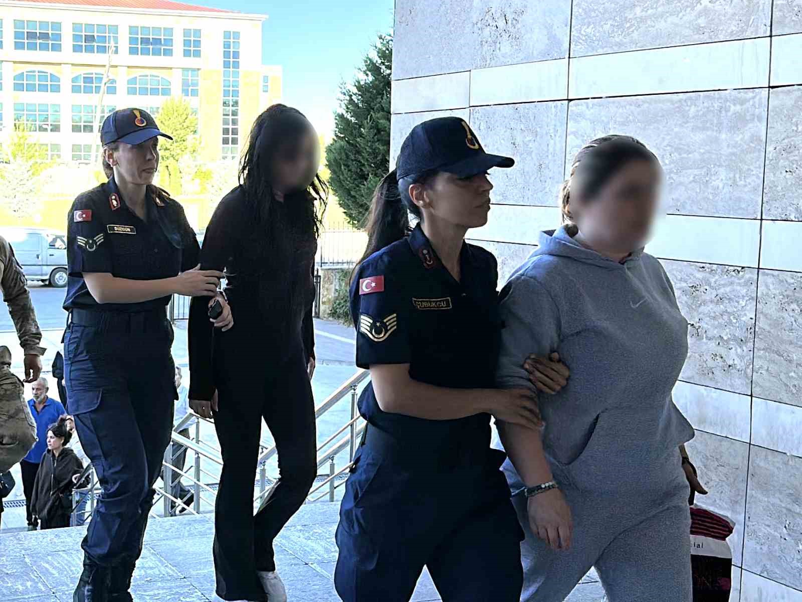 UŞAK’TA BELEDİYE ŞİRKETLERİNDE SİGORTALI GÖSTERİLİP YALIM’IN İŞLETMELERİNDE ÇALIŞTIKLARI TESPİT EDİLEN 15 ŞÜPHELİ ADLİYEYE SEVK EDİLDİ