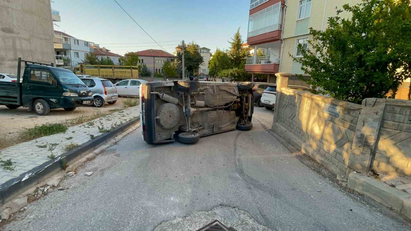 KARAMAN’DA KALDIRIMA ÇARPAN OTOMOBİL YAN YATTI: KAZADA SÜRÜCÜNÜN BURNU BİLE KANAMADI