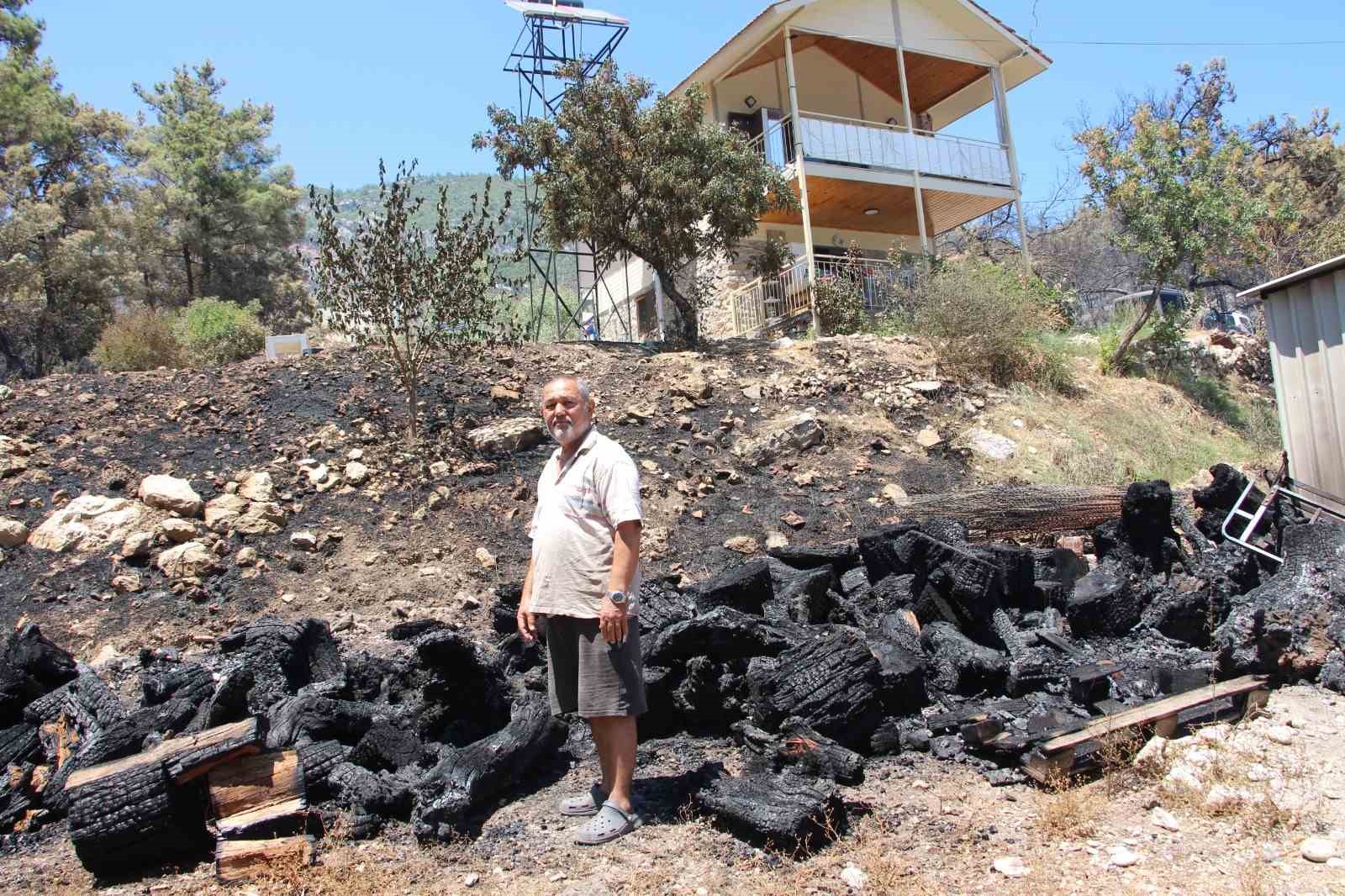 EMEKLİ İTFAİYECİ, YILLARIN TECRÜBESİYLE EVİNİ ALEVLERE TESLİM ETMEDİ