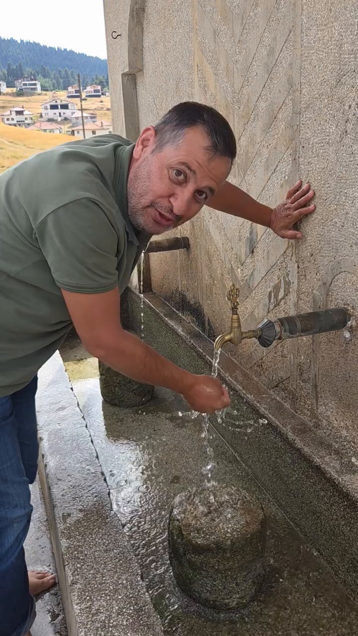 BOLU’DA DUYARLI VATANDAŞ, HAYVANLARIN SU İÇTİĞİ YOSUNLU ÇEŞMEYİ TEMİZLEDİ