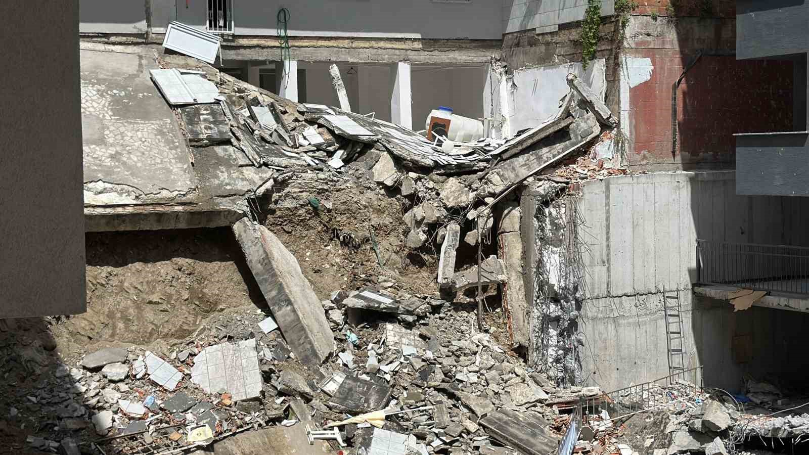KAĞITHANE’DE YIKIM PANİĞİ: APARTMAN SAKİNİ: "DEPREM OLUYOR SANDIK"