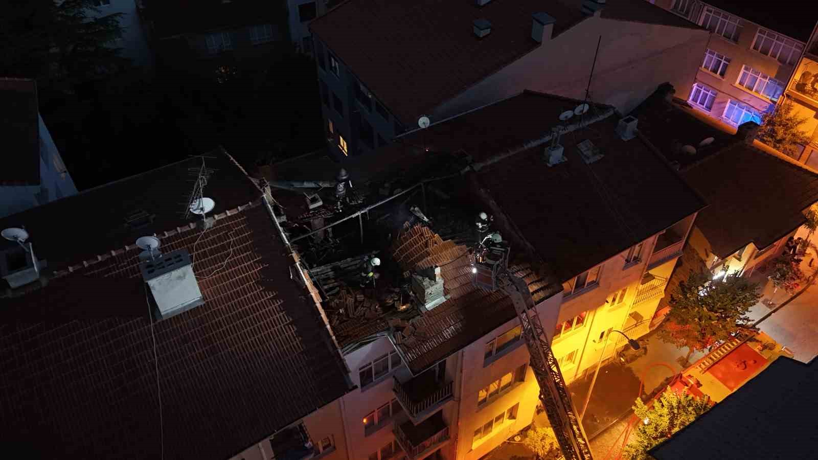 ESKİŞEHİR’DE 4 KATLI BİNANIN ÇATISINDA YANGIN ÇIKTI: DUMANDAN ETKİLENENLER VAR