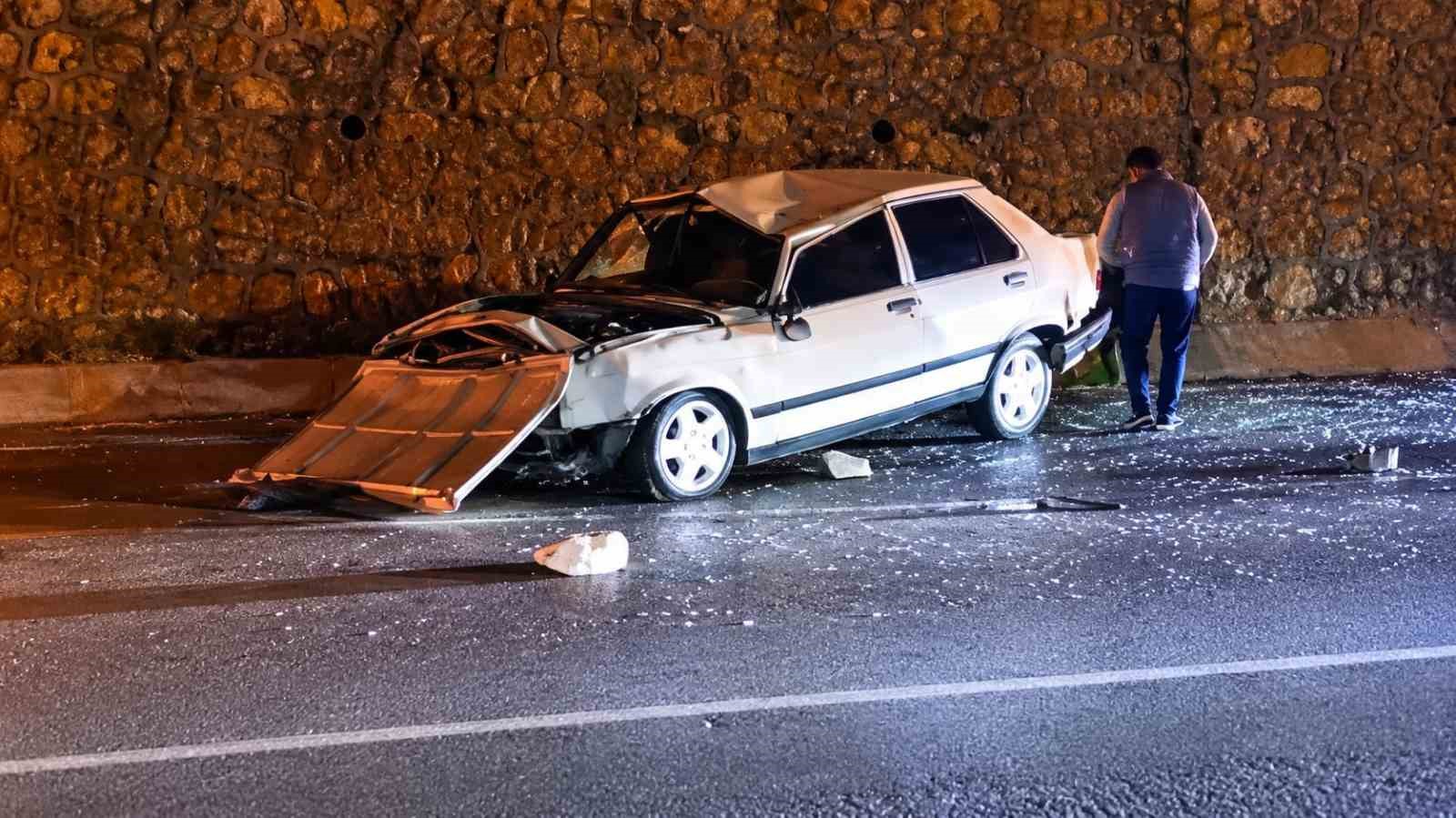 BİTLİS’TE OTOMOBİL DUVARA ÇARPTI: 2 YARALI