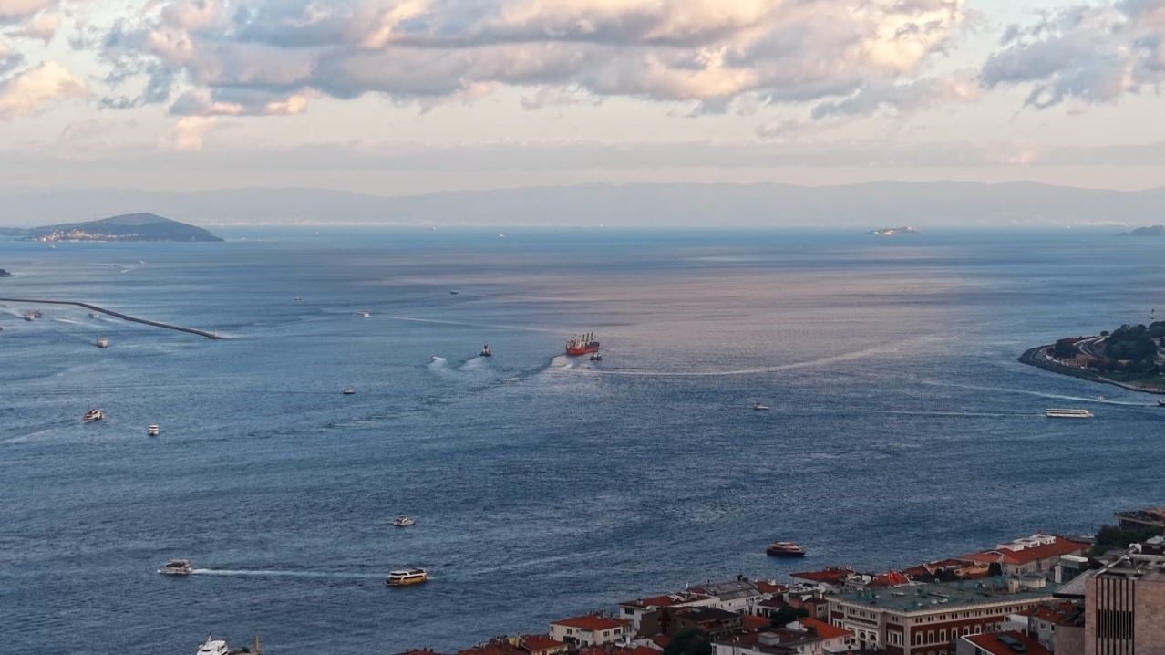 İSTANBUL BOĞAZI’NDA ARIZALANAN GEMİ AHIRKAPI’YA DEMİRLENDİ