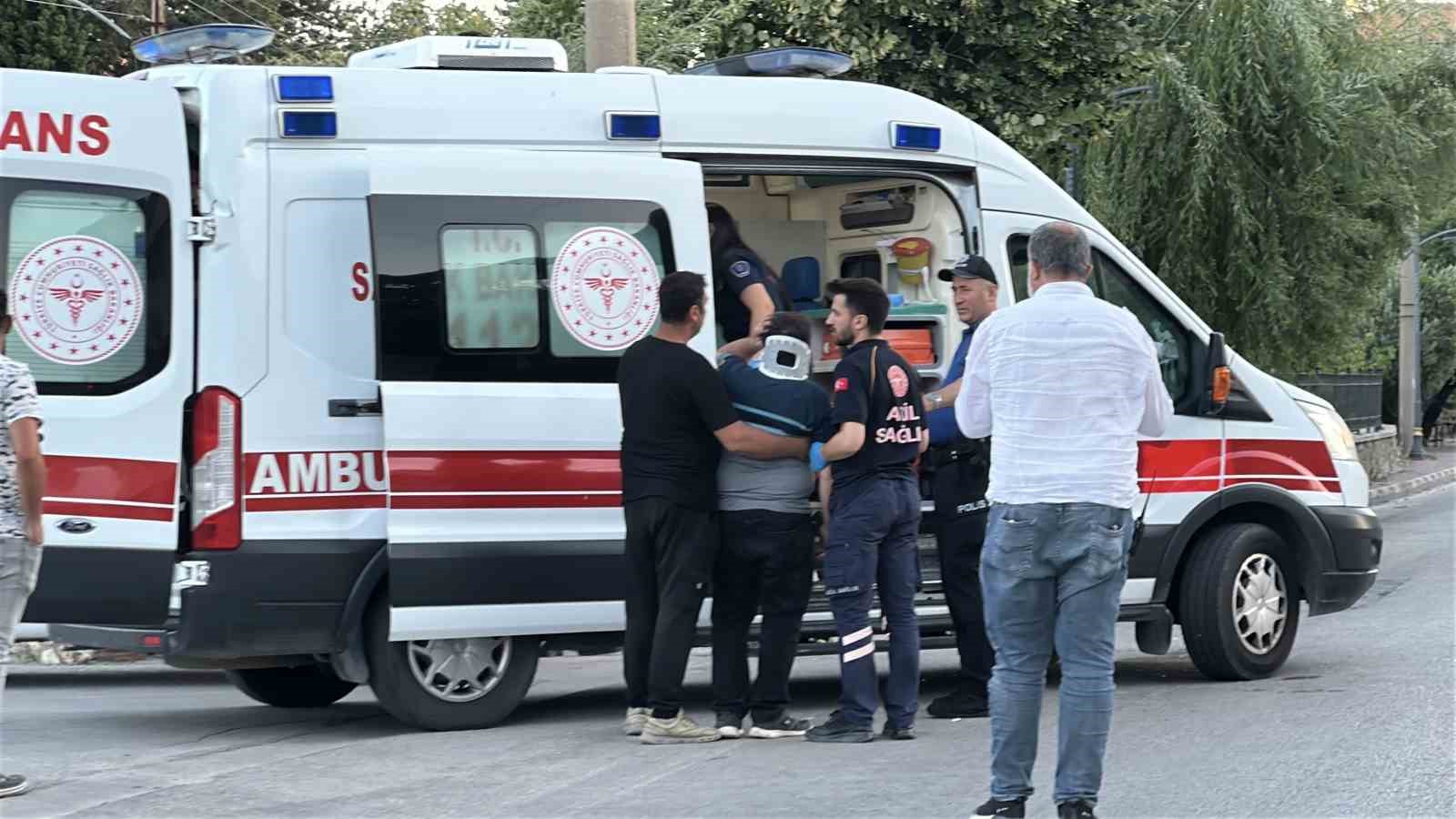 BURDUR’DA HAFİF TİCARİ ARAÇ İLE MOTOSİKLET ÇARPIŞTI: 1’İ AĞIR 2 YARALI