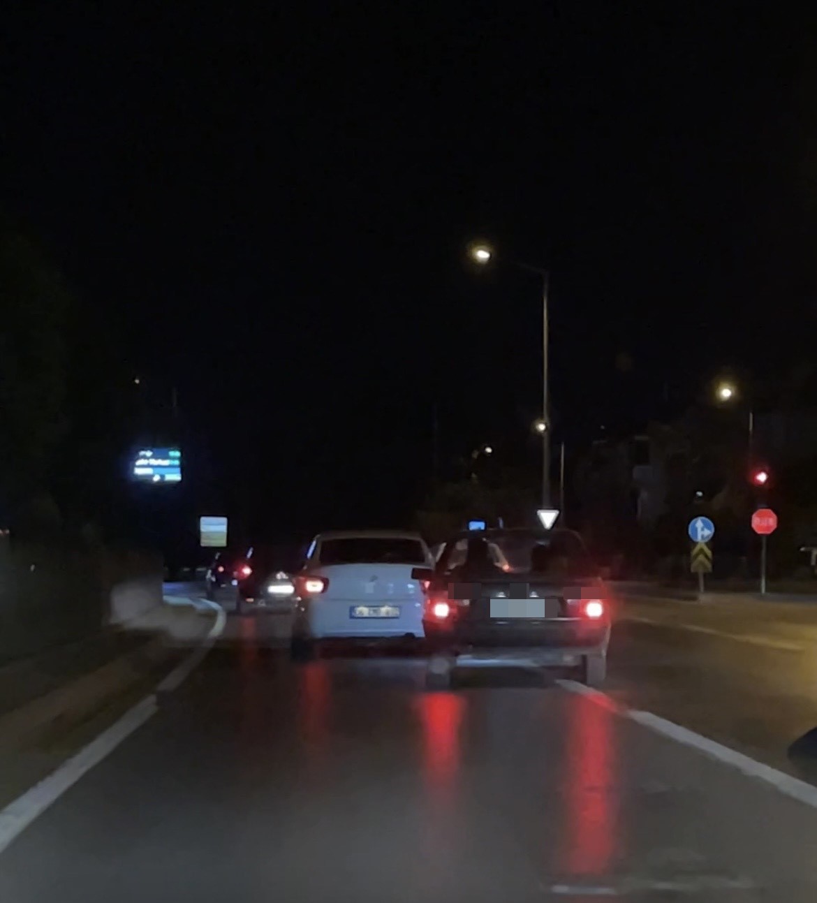 MAKAS ATAN SÜRÜCÜ HEM YANINDAKİLERİ HEM TRAFİĞİ TEHLİKEYE ATTI