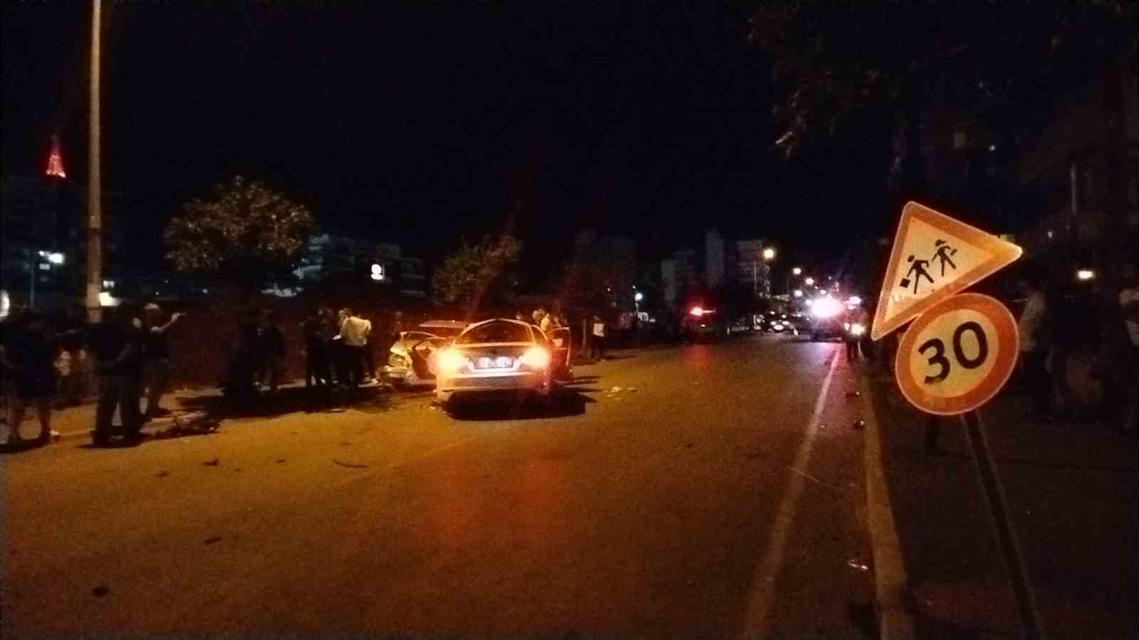 KAVŞAKTA FECİ KAZA: 3 OTOMOBİL HURDAYA DÖNDÜ, 7 KİŞİ YARALANDI