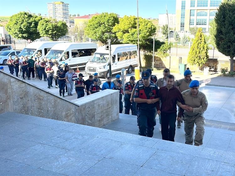 UŞAK’TA BELEDİYE ŞİRKETLERİNDE SİGORTALI GÖSTERİLİP YALIM’IN İŞLETMELERİNDE ÇALIŞANLARINA YÖNELİK OPERASYONDA 9 KİŞİ TUTUKLANDI