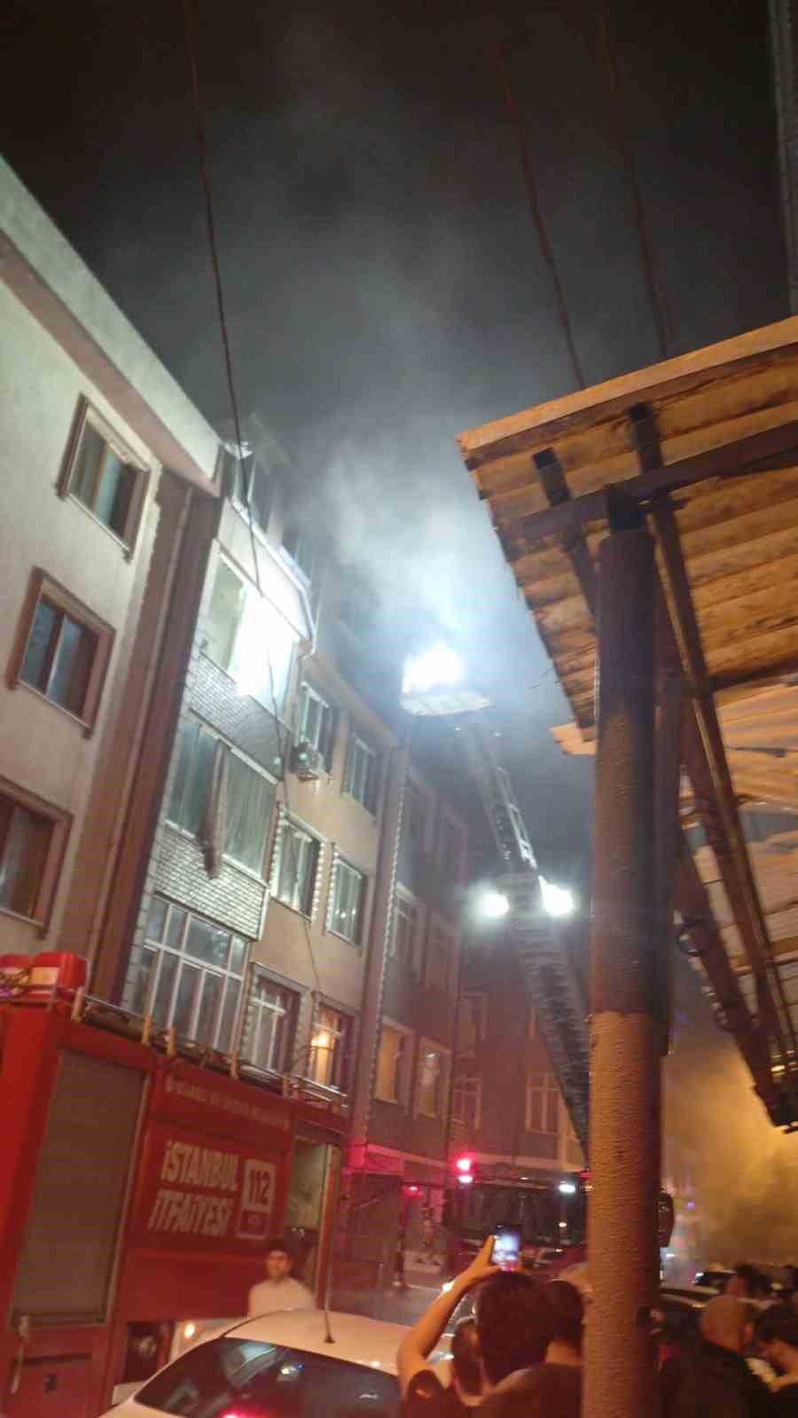 KÜÇÜKÇEKMECE’DE ÇATI KATINDA ÇIKAN YANGINDA 1 KİŞİ YARALANDI
