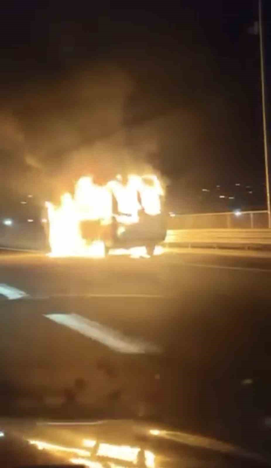 TEM OTOYOLU’NDA MİNİBÜS ALEV ALEV YANDI