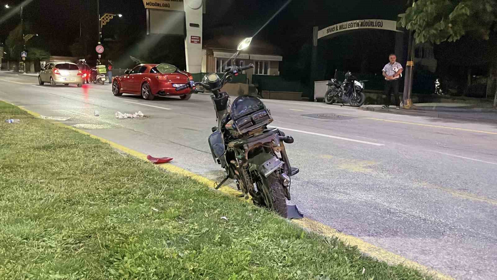 SİVAS’TA MOTOSİKLET İLE ELEKTRİKLİ BİSİKLET ÇARPIŞTI: 2 AĞIR YARALI